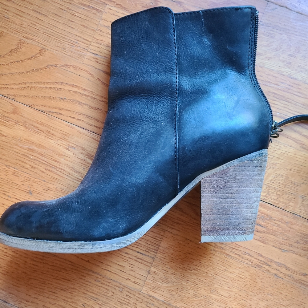 Leather bootie